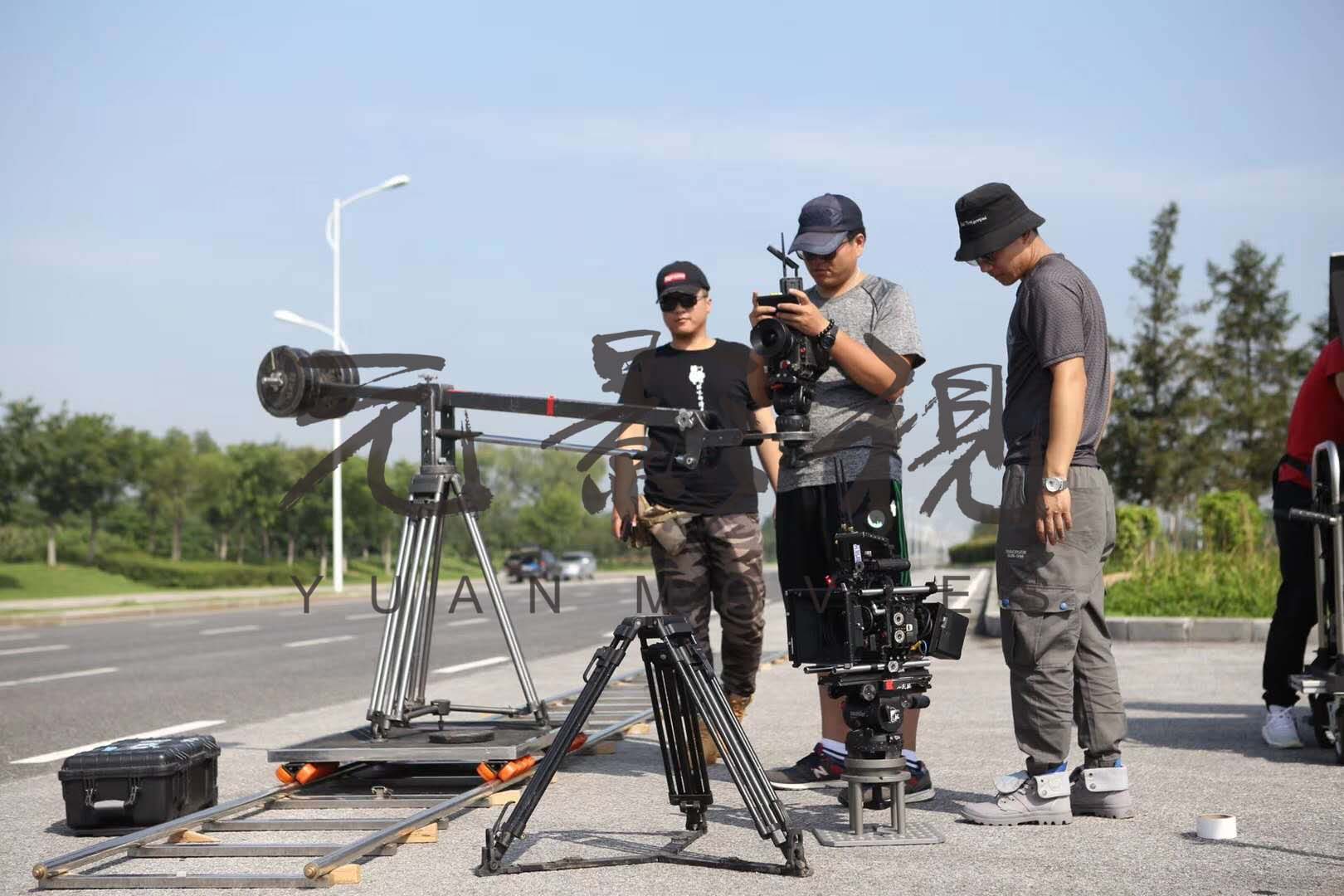 俏皮女学生 视频海报