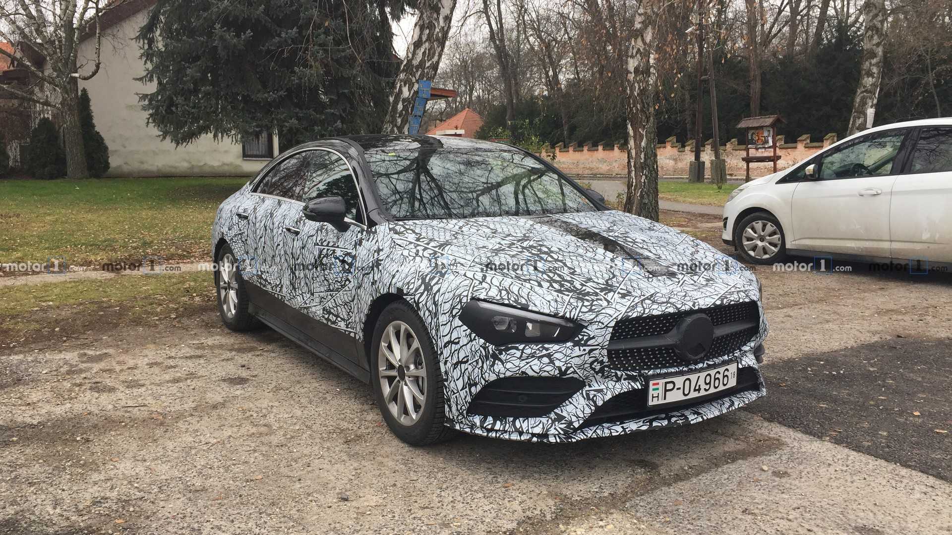 修剪草坪的小黄人