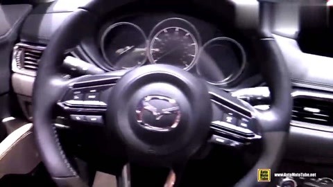 修剪草坪的小黄人 视频缩略图