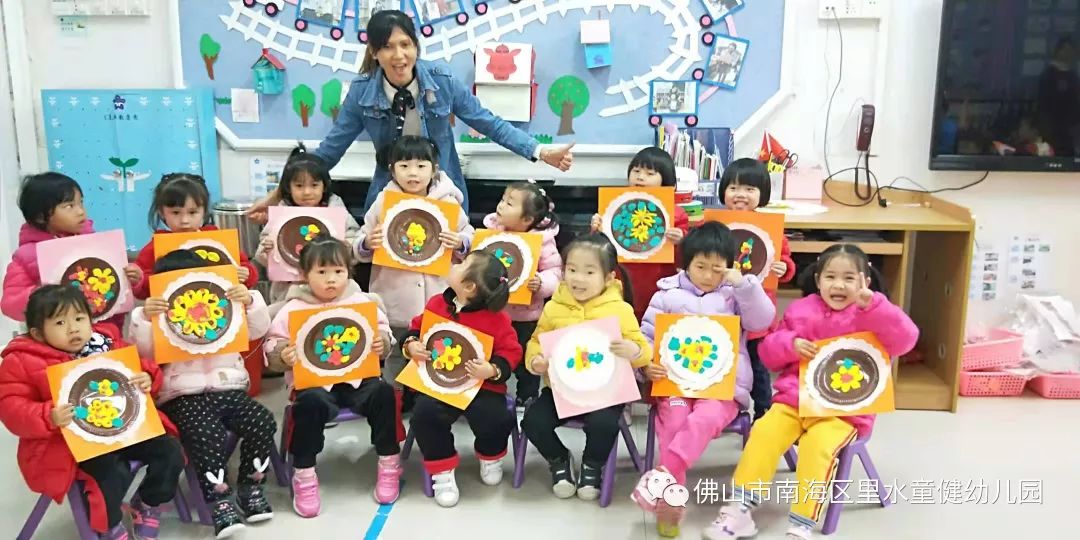 修剪草坪的小黄人 视频缩略图