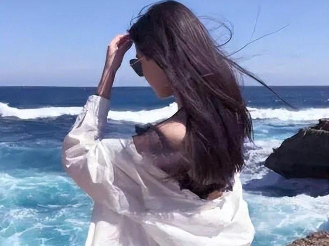 俏皮女学生 视频缩略图