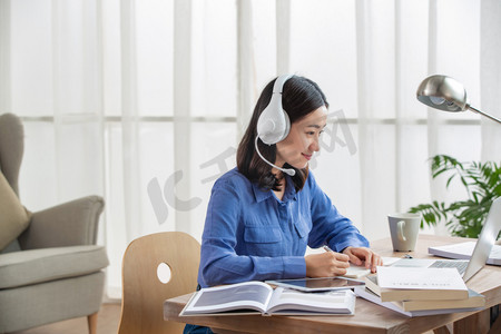 健听女孩 视频缩略图